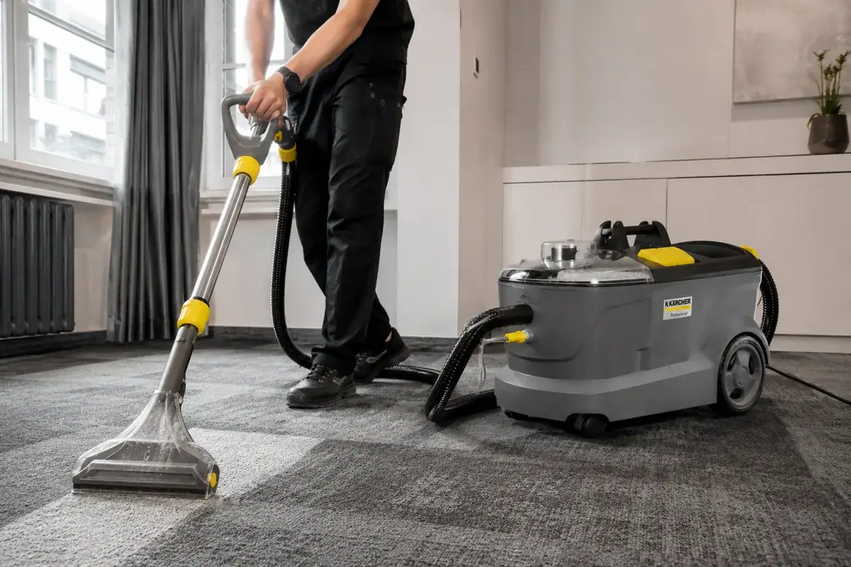 Szőnyeg mélytisztítása Kärcher Puzzi 10/1 permetextrakciós géppel