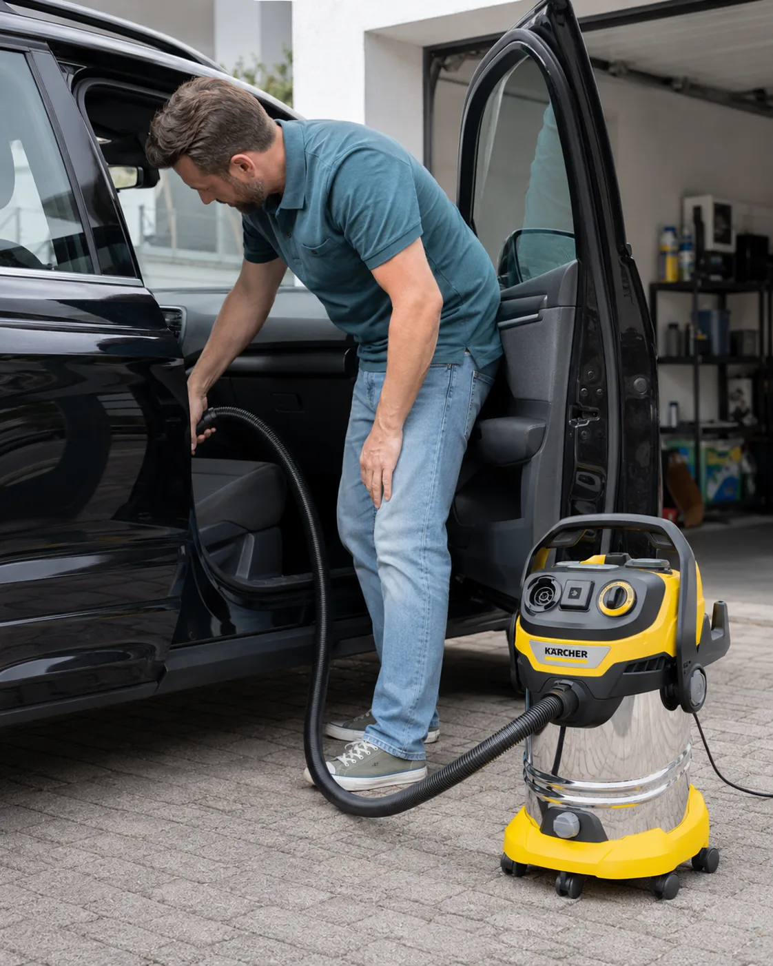 Autóbelső tisztítása Kärcher WD 6 Car & Pet porszívóval
